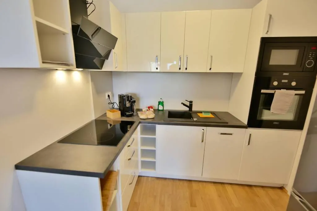Zwischen Schoenbrunn Und Dem City Center L Lf37 contacts