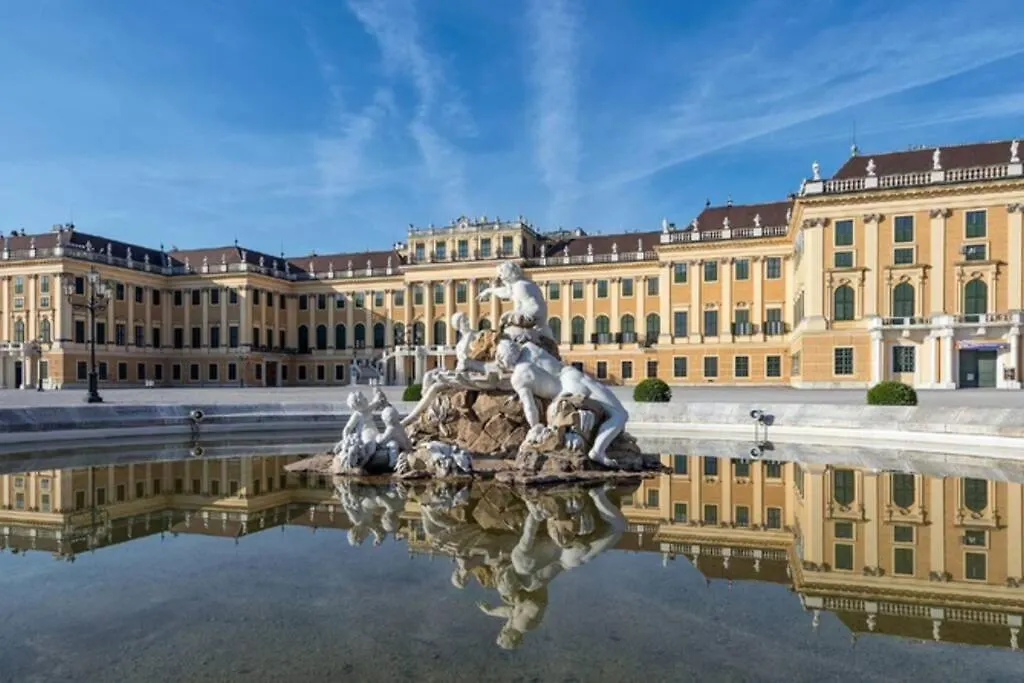Zwischen Schoenbrunn Und Dem City Center L Lf37 Vienna Austria